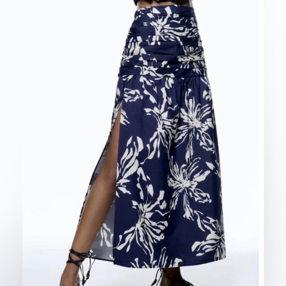 ZARA long skirt in floral print  blue/ivory size M Cotton